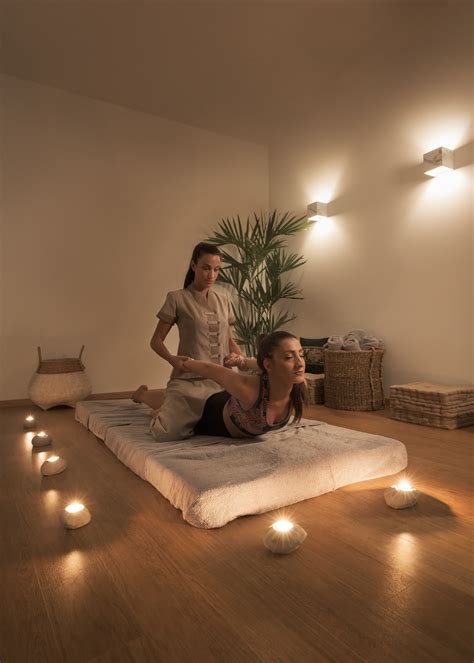 Lesbian masajes - El Shiatsu es una técnica de masaje japonésa hecha a través de la ropa. Es una de las experiencias más relajantes de los muchos tipos de masajes que hay por allí. Esto gracias a su presión intensa pero suave, sus movimientos calmos …